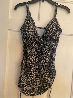 Trim ShaperBlack & White Patterned Tankini and black bottoms, Top Size 12